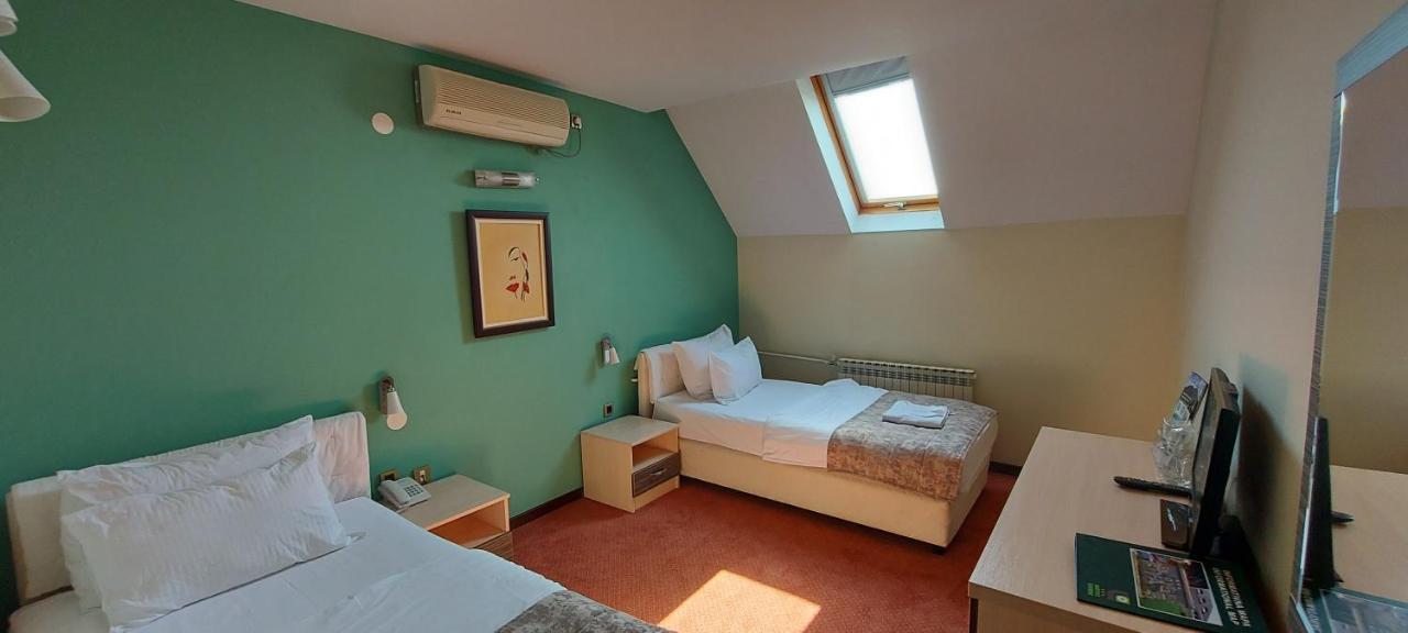 Hotel Livade Čačak Exteriör bild