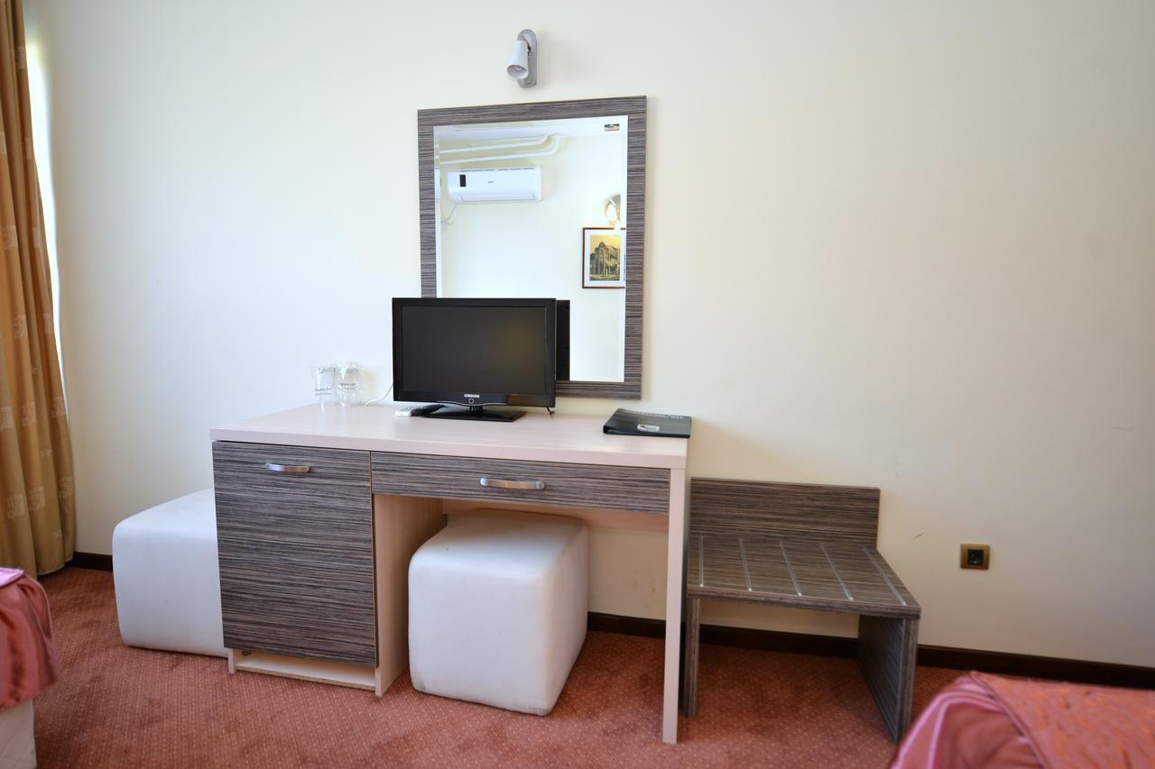 Hotel Livade Čačak Exteriör bild