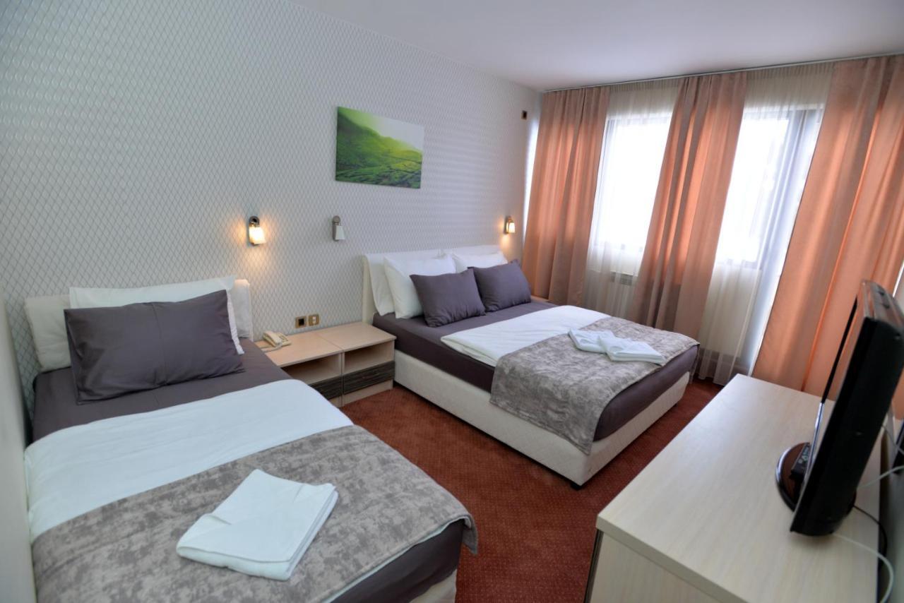 Hotel Livade Čačak Exteriör bild