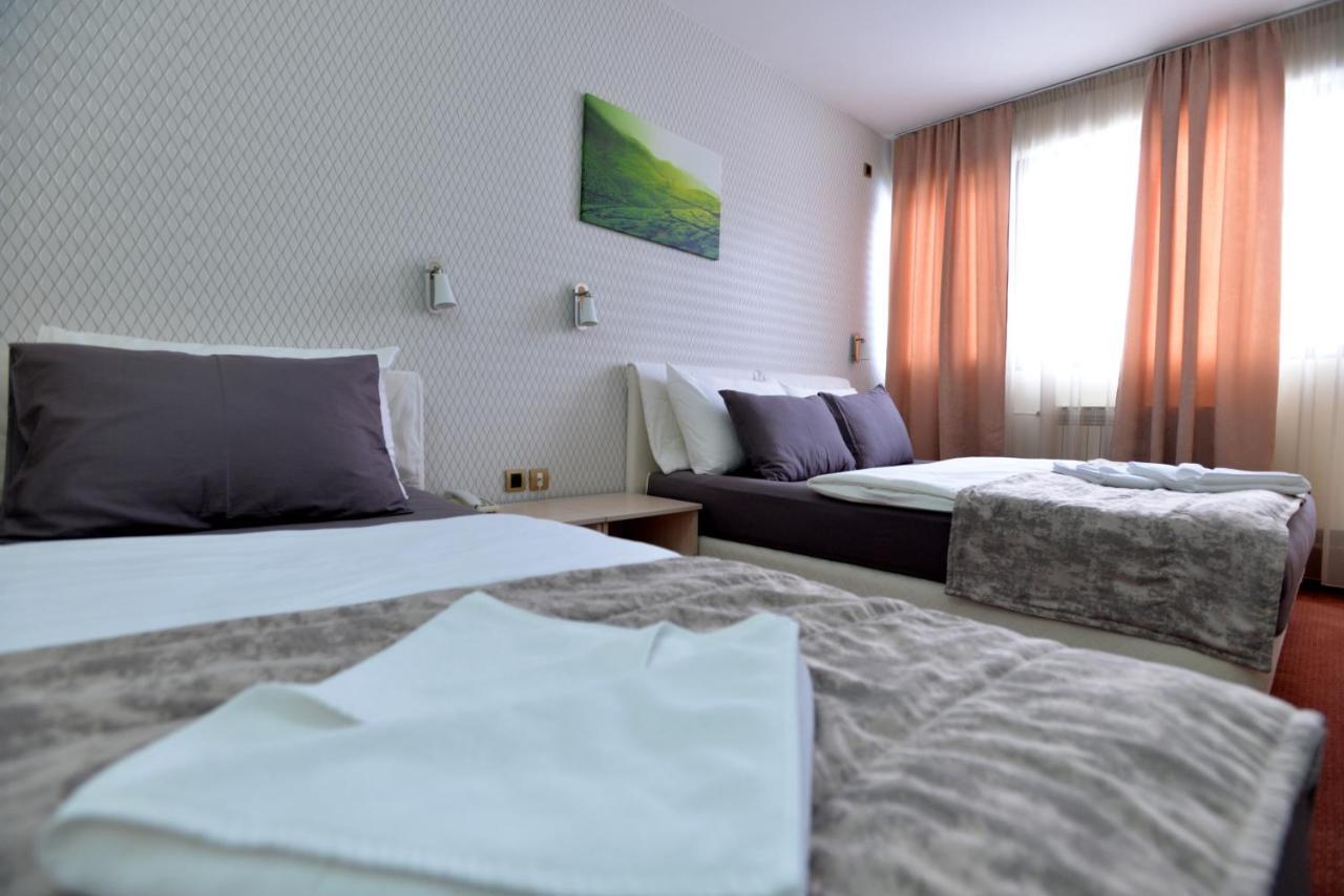 Hotel Livade Čačak Exteriör bild
