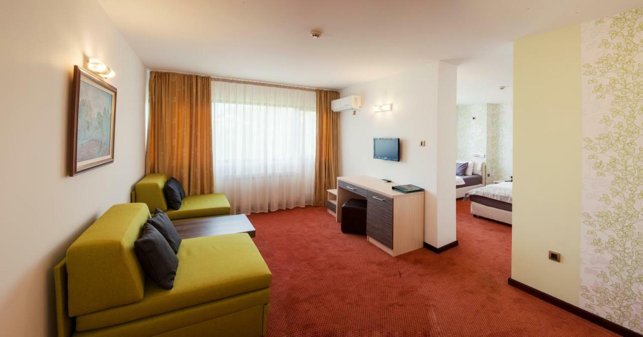 Hotel Livade Čačak Exteriör bild