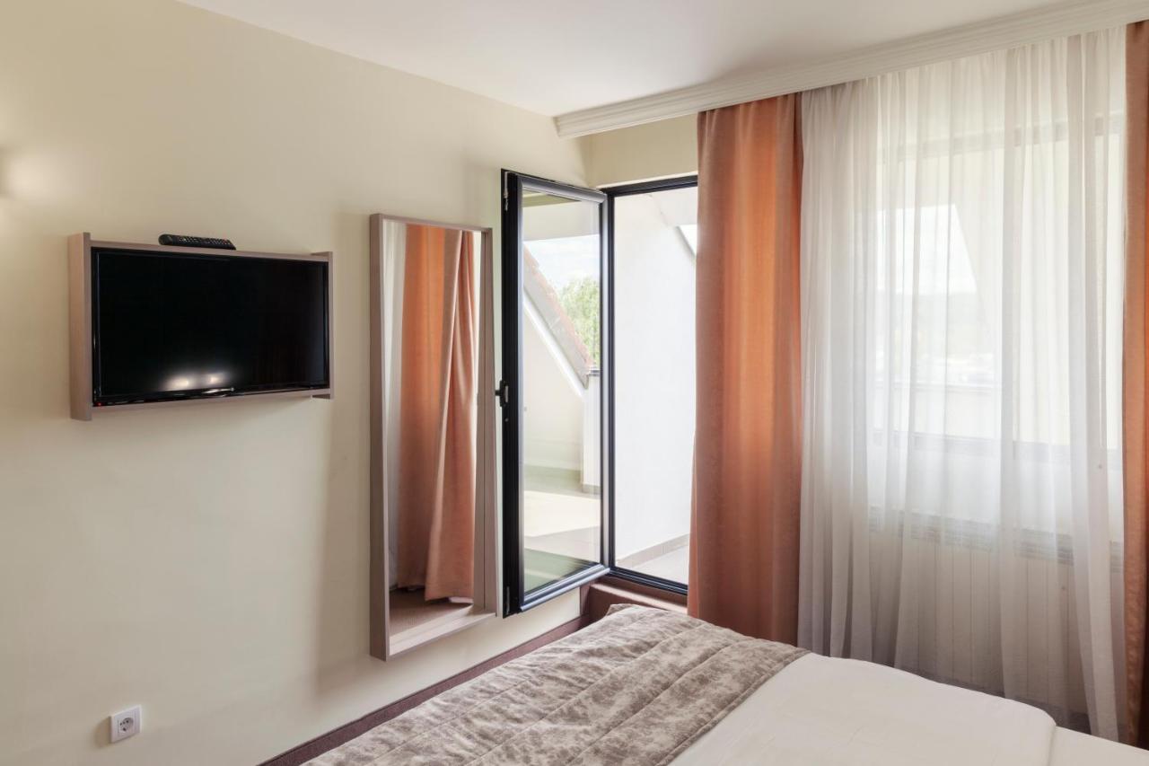 Hotel Livade Čačak Exteriör bild