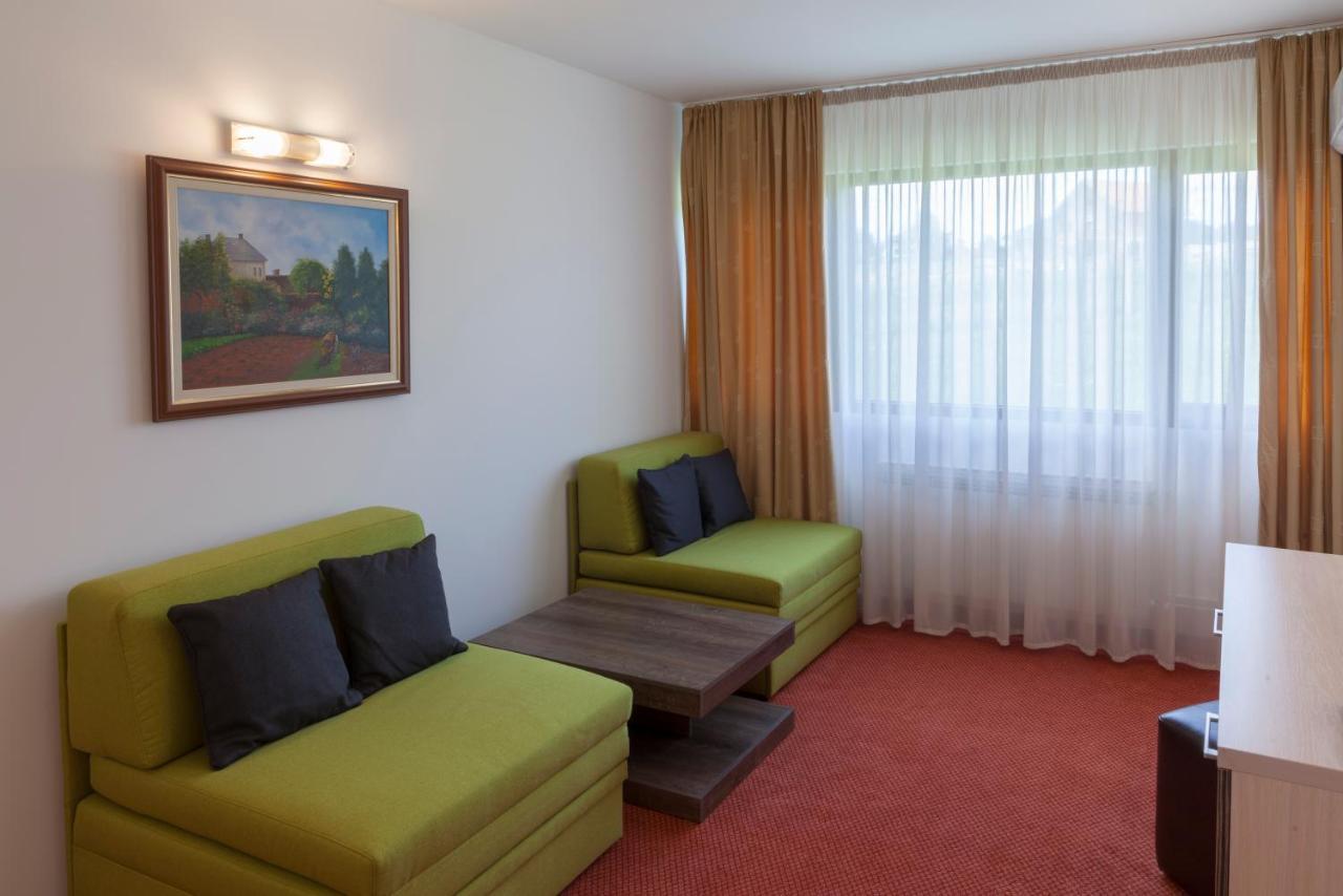 Hotel Livade Čačak Exteriör bild