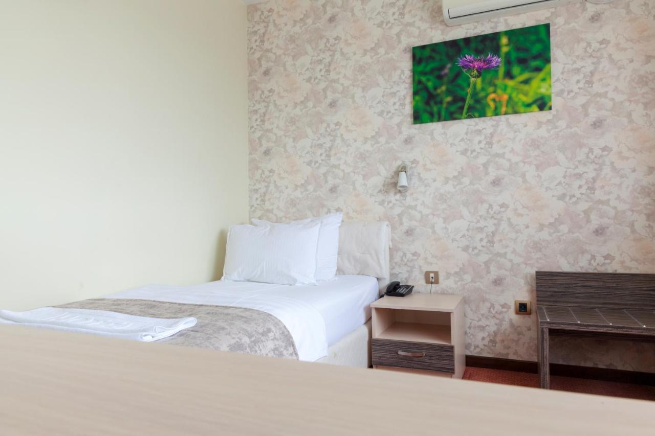 Hotel Livade Čačak Exteriör bild